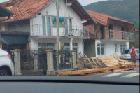 Сакан: Вјетар скинуо кров са куће у Врбањцима