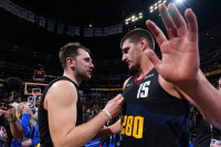 Jokić zgrabio Dončića, pa ga provocirao na srpskom (VIDEO)