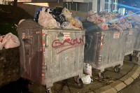 Бањалука: Тротоари затрпани смећем и паркираним аутомобилима (ФОТО)