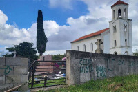Усташки симболи на зиду испред гробља и православне цркве у Кашићу