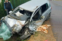 Žestok sudar automobila i kamiona, smrskano vozilo završilo u jarku pored puta