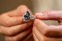 Чувени плави дијамант продат на аукцији за 44 милиона долара