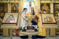 Дио моштију Светог Платона Бањалучког дариван у Москви