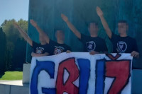 Učenici iz Dubrovnika u Vukovaru se fotografisali za podignutom desnicom