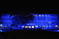 Zgrada Gradske uprave Prijedor osvijetljena u plavo