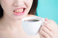 Доктор открива да ли је боље прати зубе прије или послије кафе