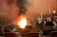 Dimne bombe u albanskom parlamentu