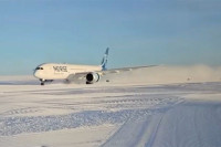Највећи путнички авион на Јужном полу: Погледајте како је Боинг 787 слетио на ледену писту VIDEO