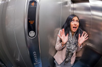 Šta raditi ako se zaglavite u liftu?