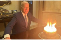 Fotografija s Bajdenovog rođendana postala hit: "Toliko si star da ti na torti gori logorska vatra"