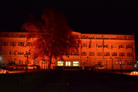Zgrada Gradske uprave Prijedor osvijetljena narandžastom bojom`