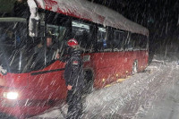 Evakuisani putnici iz zavejanog autobusa u blizini Vranja