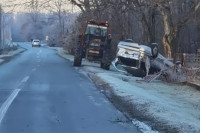 Saobraćajka u Gradišci, auto na krovu