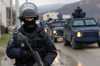 Припадници приштинске интервентне јединице позирали наоружани испред ознаке УЧК