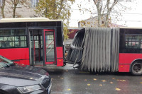 Prepolovio se gradski autobus (FOTO)