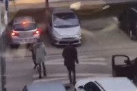 Muškarac gurnuo djevojku na ulici u Novom Sadu, pa izbila ozbiljna tuča (VIDEO)