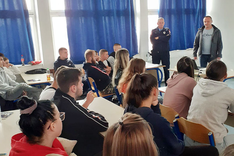 Полиција упознала средњошколце у Кнежеву о штетности вршњачког насиља