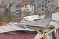 Олујни ветар у Лозници однио кров, оштећени аутомобили