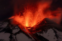 Etna ponovo počela da izbacuje lavu i pepeo