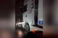 Bizarni snimak iz Slovenije: Kamion gura automobil po autoputu (VIDEO)