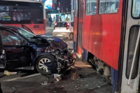 Auto se zakucao u tramvaj, dijelovi letjeli na sve strane!