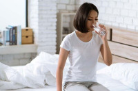 Је ли штетно пити воду која је стајала у чаши током ноћи