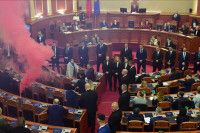 Опозициони посланици поново ометали рад скупштине Албаније