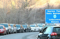 На Јарињу колона дуга два километра, многи кренули пјешке на гласање