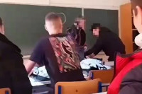 Tuča profesora i učenika u razredu