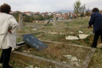 Oskrnavljeno srpsko groblje u Orahovcu