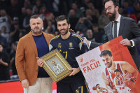 Košarkaški klub Crvena zvezda uručio prigodan poklon Fakundu Kampacu