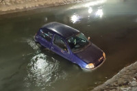 Automobil sletio u kanal Dašnica