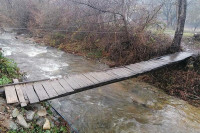 Majka i dijete upali u nabujalu rijeku, dječak se počeo daviti