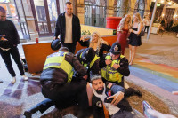 Fotografija policije koja hapsi pijanog čovjeka upoređena sa slikom iz renesanse