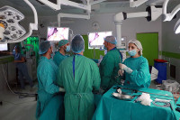UKC: Sa kolegama iz Srbije izvedena laparoskopska operacija tumora želuca