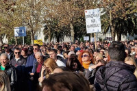 Више хиљада просвјетних радника на протесту у Подгорици: Траже повећање плата