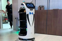 Први робот конобар стигао у Тузлу, послуживаће госте у ресторану
