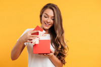 Наука објашњава зашто је боље да поклон буде аљкаво упакован