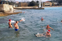 Нова година широм Јадрана прослављена купањем у мору