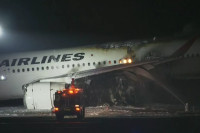 Avion pun putnika zapalio se prilikom slijetanja u Tokio (VIDEO)