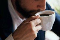 Зашто не бисте требали да пијете кафу када сте мамурни?