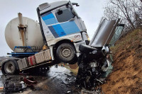 Cisterna prignječila auto, nastradao vozač