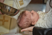 Zagrebačka nadbiskupija za krštenje petog djeteta poklanja po 700 evra porodicama