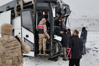 Jeziv snimak nesreće: Sudar dva autobusa i kamiona, ima mrtvih!