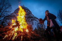 Предиван призор испред Храма Светог Саве: Бројни вјерници паљењем бадњака обиљежили Бадње вече