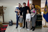 Pripadnica Žandarmerije i njenih pet mališana položajnici na proslavi Božića u MUP-u
