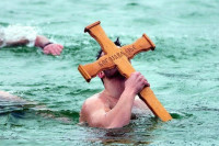 Зашто се на Богојављење плива за часни крст?