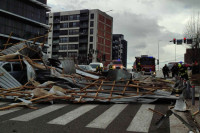 Vjetar odnio krov zgrade u Prištini, povrijeđena djevojka