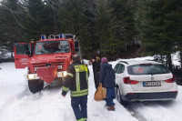 Петочлана породица спасена из возила заглављеног у снијегу