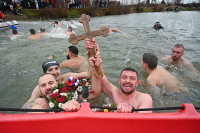 Milan Đurić prvi doplivao do Časnog krsta u Trnu FOTO